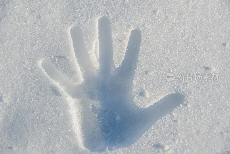 手的形状在雪- Handabdruck im Schnee